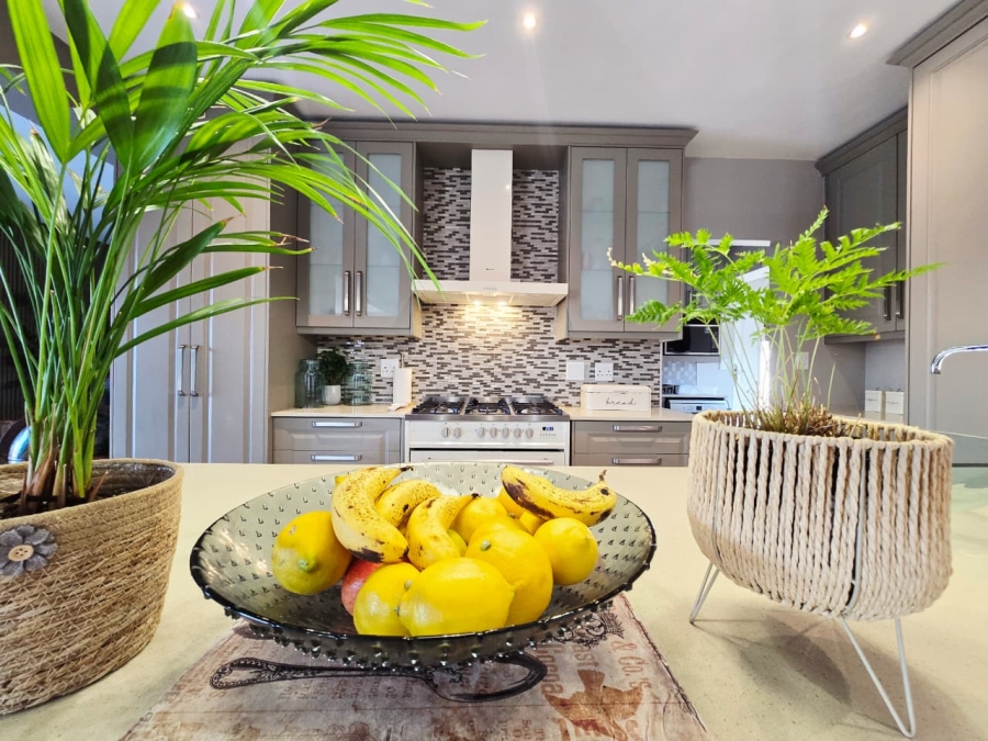 6 Bedroom Property for Sale in Glentana Western Cape